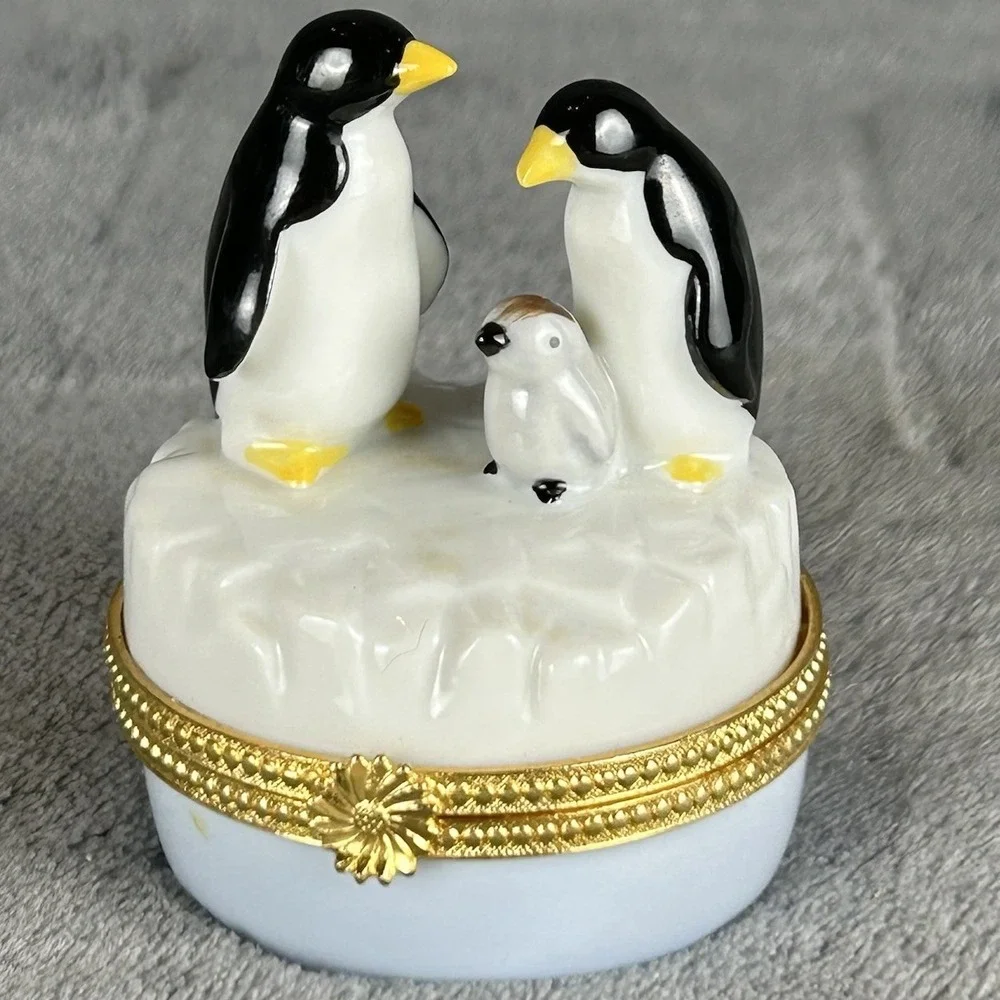 Vintage Penguin Family Porcelain Hinged Trinket Box Iceberg Gold Tone Clasp